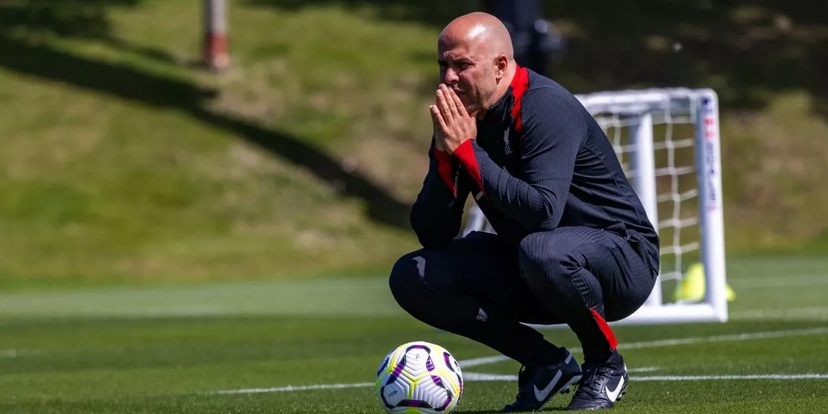 Liverpool-Dihadapkan-Tuntutan-Fans-untuk-Ganti-Strategi,-Arne-Slot-Menegaskan-Perubahan-Tak-Mudah